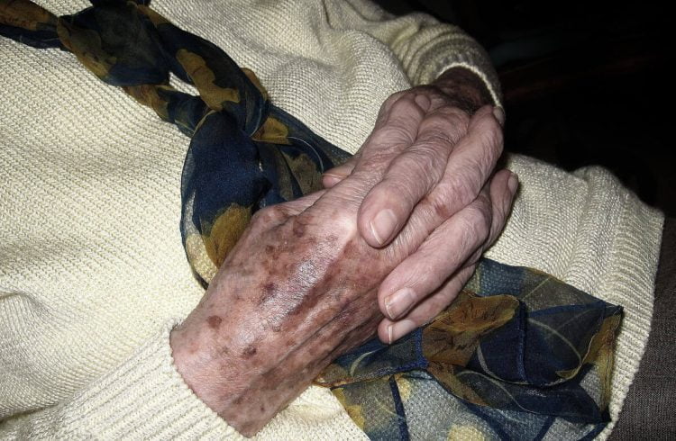 Anziana 80enne reagisce a rapinatore e lo fa arrestare