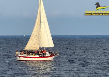 Barca a vela con migranti al largo di Siracusa