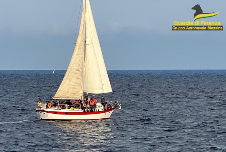 Barca a vela con migranti al largo di Siracusa