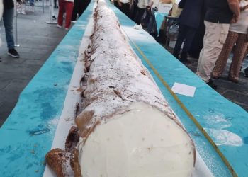 A Caltanissetta il cannolo più lungo del mondo: 21mt e 43 cm