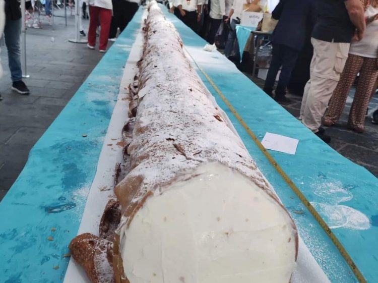 A Caltanissetta il cannolo più lungo del mondo: 21mt e 43 cm