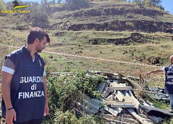 Guardia di Finanza di Catania: sequestro discarica di materiale vario ed automezzi abbandonati