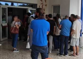 Caos ai seggi elettorali a Marina di Ragusa, Gurrieri: "La gente sta andando via stanca di fare file e scoprire che non è il suo seggio".