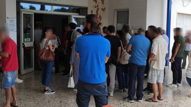 Caos ai seggi elettorali a Marina di Ragusa, Gurrieri: "La gente sta andando via stanca di fare file e scoprire che non è il suo seggio".