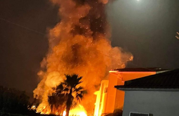Incendio nella notte a Comiso: paura per alcune famiglie