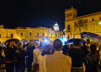 Ignazio Abbate a Ispica: neanche la pioggia ha fermato i sostenitori dell'ex sindaco di Modica