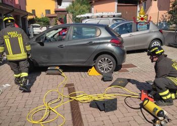 Donna incinta schiacciata dalla propria auto nel cortile di casa