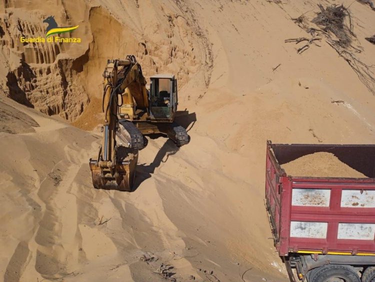 Sorpreso a rubare sabbia nella spiaggia di Maccone Bianco: arrestato ispicese