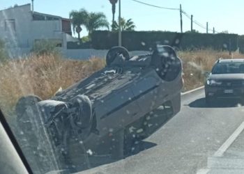 Incidente a Vittoria: auto sbanda e si cappotta