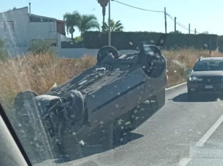 Incidente a Vittoria: auto sbanda e si cappotta