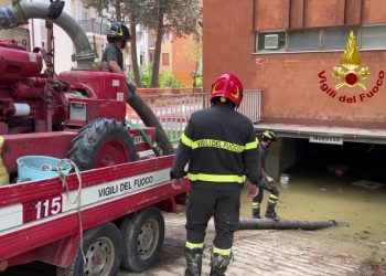 Alluvione nelle Marche, vigili del fuoco svuotano garage allagato