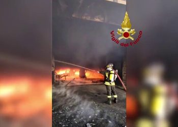 Incendio in una palazzina del Viterbese, evacuato l’intero edificio.