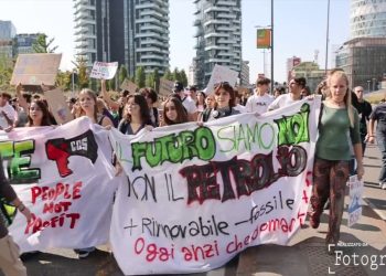 Milano, in migliaia in marcia per il clima al corteo Friday for Future