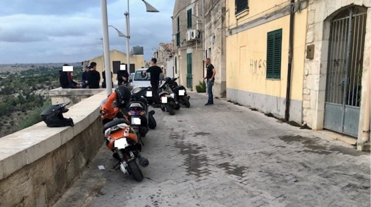 Modica Alta e zona del Pizzo: sanzioni e sequestri per giovani scooteristi "fracassoni" FOTO