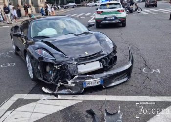 Milano, inseguimento dei vigili urbani finisce contro… una Ferrari