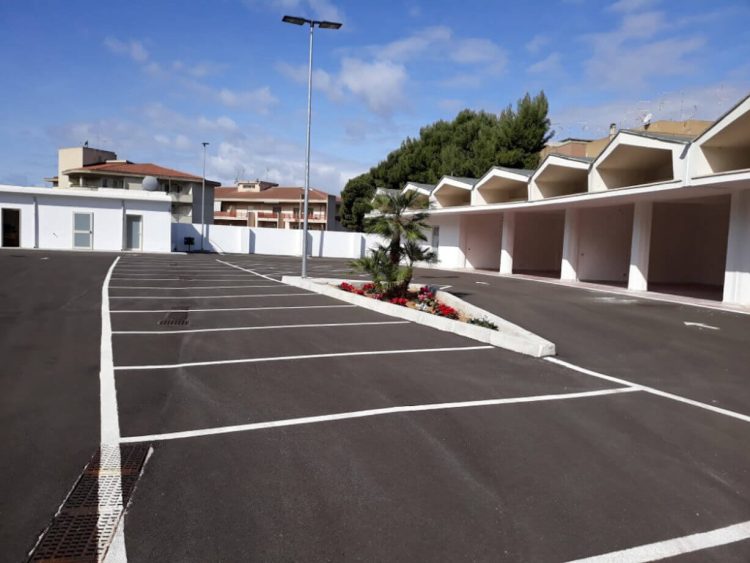 Comiso, lavori rotonda e parcheggio gratuito