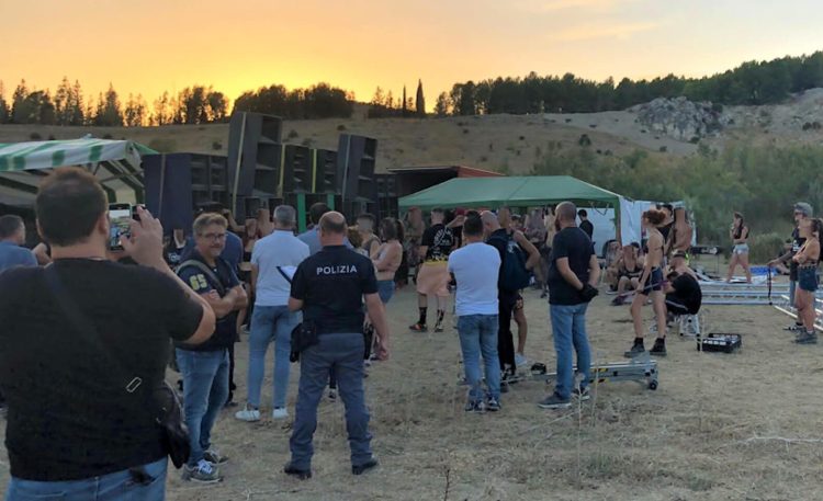 Polizia blocca rave party a Mazzarino: identificate 70 persone VIDEO