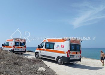 Si tuffa dagli scogli, paura per un giovane a Sampieri