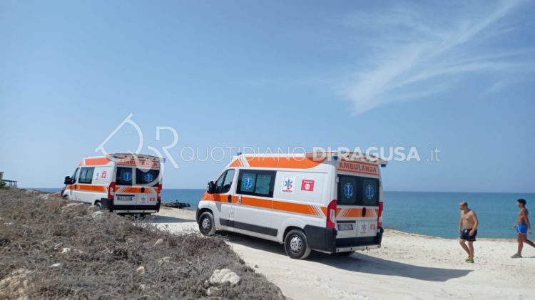 Si tuffa dagli scogli, paura per un giovane a Sampieri