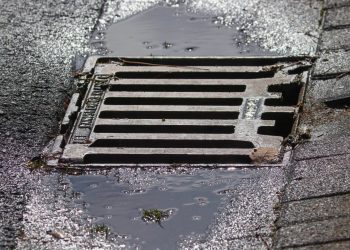 Canicattì, ragazza sprofonda nel tombino e finisce in ospedale: 30 punti alla gamba