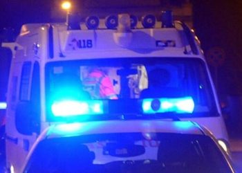 Travolta dall'auto senza freno a mano: muore guardia giurata di 51 anni