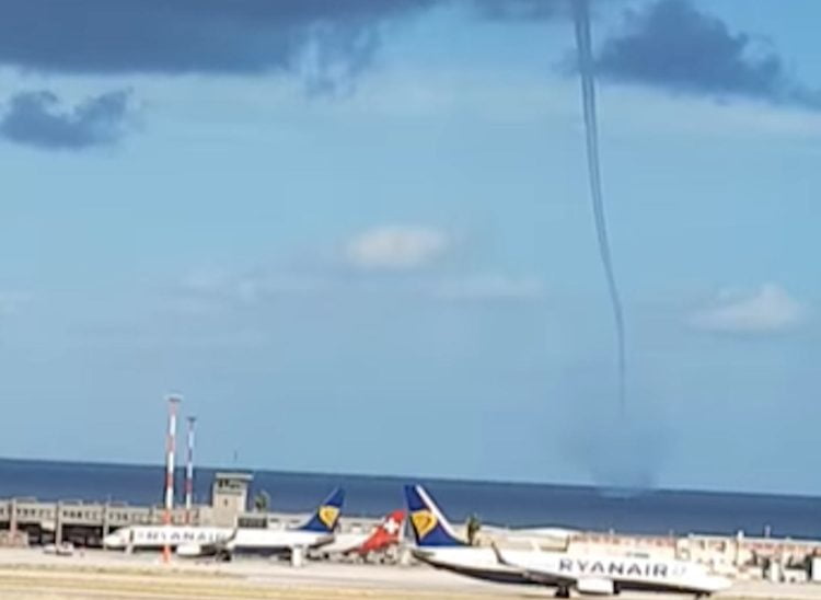 Tromba marina vicino all'aeroporto di Palermo