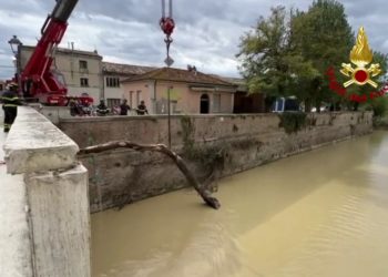 Marche, pompieri al lavoro per rimuovere detriti dell’alluvione