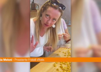 Meloni a lezione di tortellini a Bologna