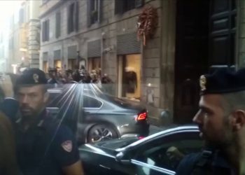 L’auto di Berlusconi lascia la sede di Fdi dopo l’incontro con Meloni