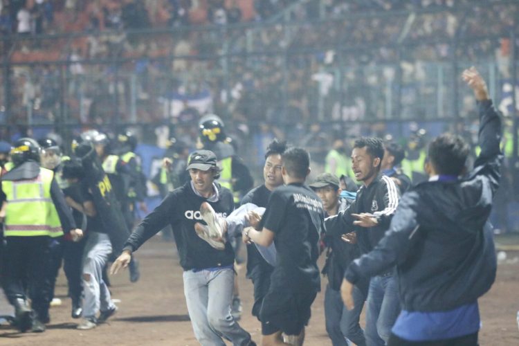 Tragedia allo stadio in Indonesia, si riduce bilancio vittime