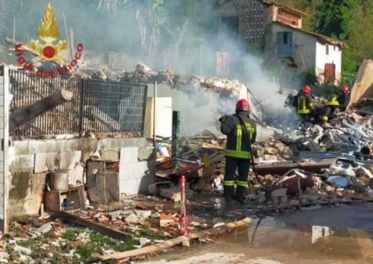 Esplosione in una palazzina a Lucca, una vittima