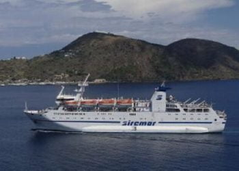 20enne scomparso dal traghetto, si sarebbe gettato in mare: ricerche in corso