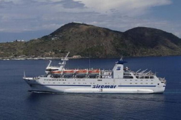 20enne scomparso dal traghetto, si sarebbe gettato in mare: ricerche in corso