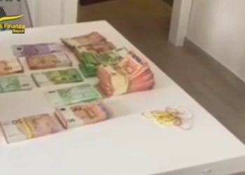 Napoli, 2.000 banconote false tra i banchi di piazza Mercato