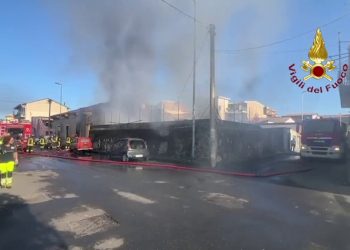 In fiamme un deposito di elettrodomestici a Catania, colonna di fumo