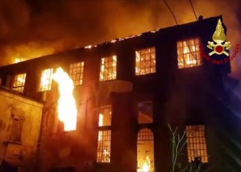 Incendio in un fabbricato diabitato nel comasco