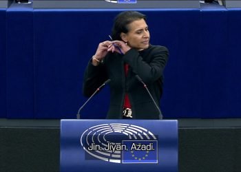 Eurodeputata si taglia i capelli per i diritti delle donne in Iran