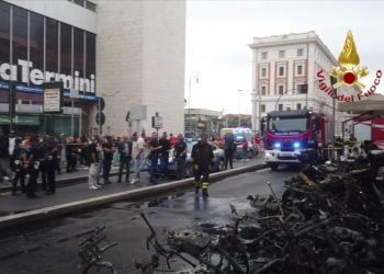 Roma, Incendio di motorini fuori dalla Stazione Termini, nessun ferito