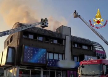 A fuoco la copertura di un’attività commerciale a Castelfranco Veneto