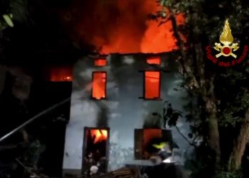 Vigili del Fuoco spengono incendio in un casale nel Lodigiano
