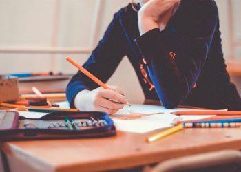 Bari, docente aggredito in classe dopo nota a studentessa