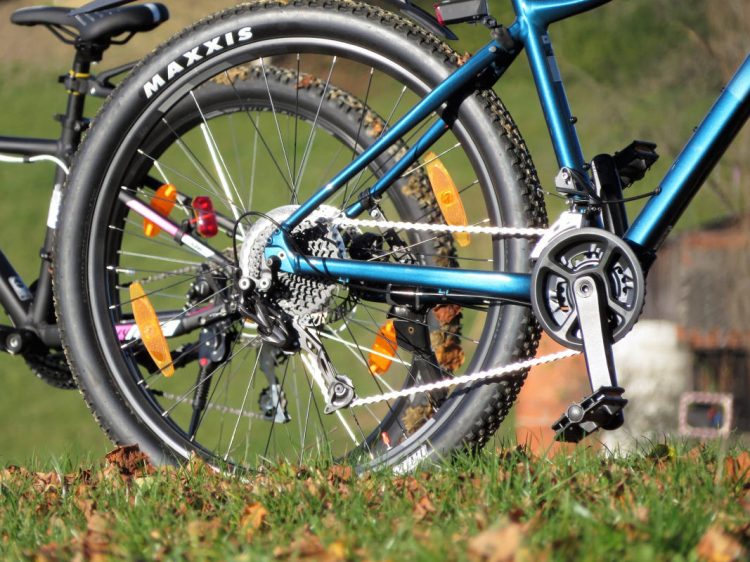 Incidente, cade dalla bici e batte la testa: grave un bambino di 3 anni