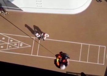 Malore a bordo di una nave in Sardegna, salvata dall’elisoccorso