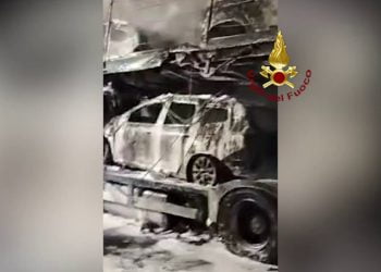 Bisarca a fuoco sulla A4, illeso l’autista