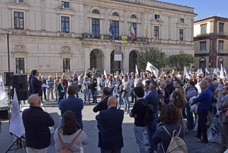 A Ragusa tutti in piazza contro il caro bollette