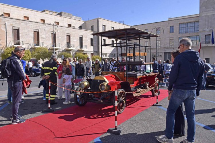Auto storica del 1908 dei vigili del fuoco a Ragusa