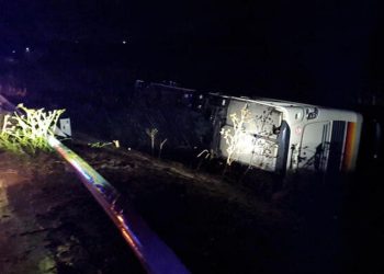 Maltempo, pullman colpito da tromba d'aria si ribalta: 6 feriti