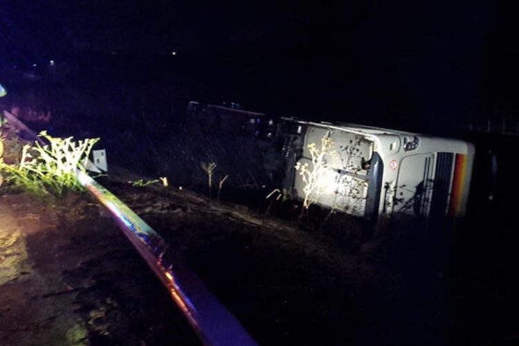 Maltempo, pullman colpito da tromba d'aria si ribalta: 6 feriti