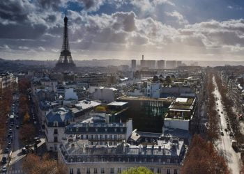 Parigi, corpo di una bambina in una valigia: era scomparsa all'uscita di scuola