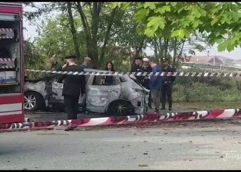 Trovato cadavere carbonizzato in un’auto nel Torinese